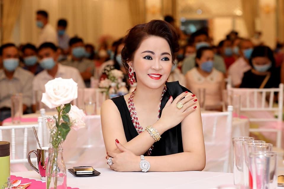 Bà Phương Hằng show mặt mộc, tự nhận 50 tuổi có làn da em bé-1