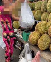 Phẫn nộ lời đáp trả của người phụ nữ bán sầu riêng khi bị phát hiện gian lận-1