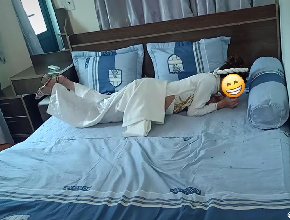 Tranh cãi cô dâu bụng bầu lớn phải bò lăn trên giường vì mang thai trước cưới-2