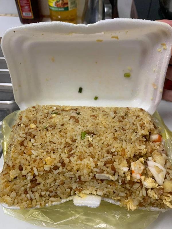 Hộp cơm chiên bán tháo mùa dịch ở Sài Gòn: Phải 2 - 3 người mới ăn hết một phần-1