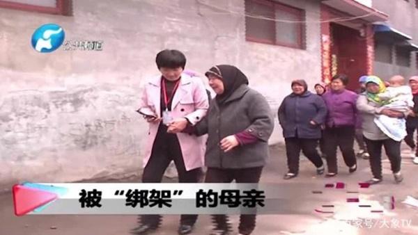 Thật như đùa: Thấy vợ với mẹ mâu thuẫn căng thẳng, anh chồng trói ngay bà mẹ lại-1