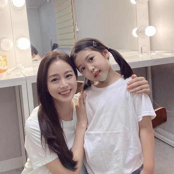 Hiếm ai như Kim Tae Hee, lộ nếp nhăn rõ mồn một trong hậu trường vẫn được khen vì... quá đẹp-1