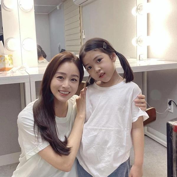 Hiếm ai như Kim Tae Hee, lộ nếp nhăn rõ mồn một trong hậu trường vẫn được khen vì... quá đẹp-2