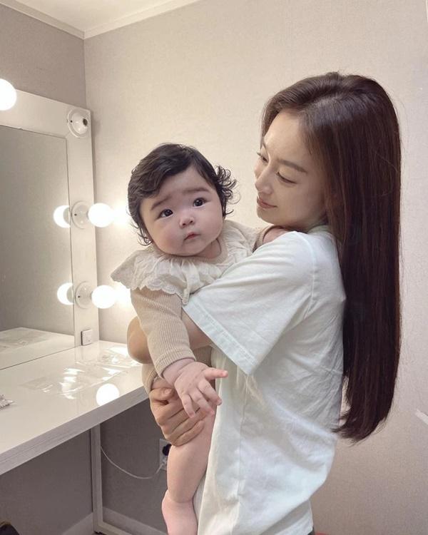 Hiếm ai như Kim Tae Hee, lộ nếp nhăn rõ mồn một trong hậu trường vẫn được khen vì... quá đẹp-4