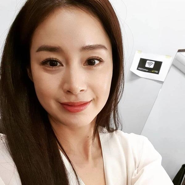 Hiếm ai như Kim Tae Hee, lộ nếp nhăn rõ mồn một trong hậu trường vẫn được khen vì... quá đẹp-6