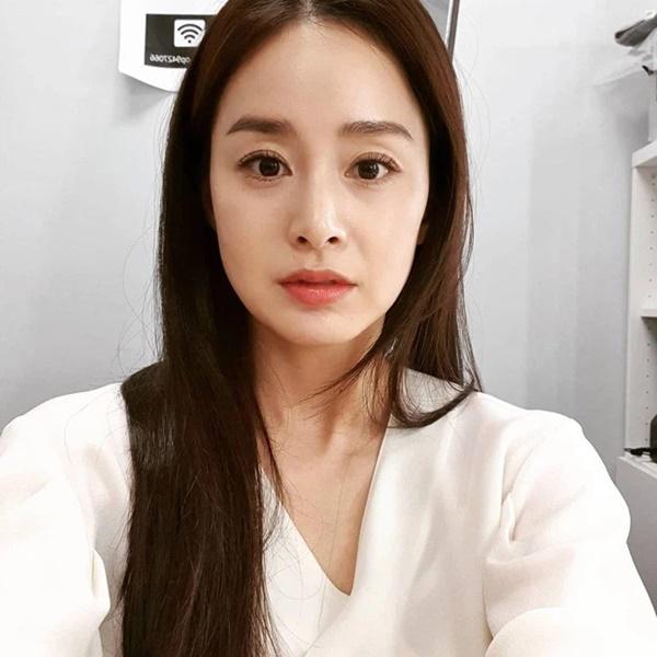 Hiếm ai như Kim Tae Hee, lộ nếp nhăn rõ mồn một trong hậu trường vẫn được khen vì... quá đẹp-7