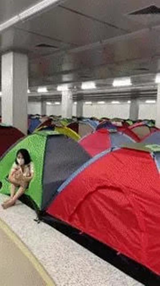 Bên trong khu lều của hàng nghìn công nhân cách ly tập trung khiến dân mạng hết lời đồng cảm-1