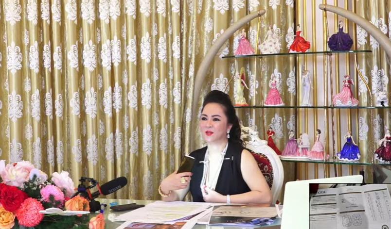 Bà Phương Hằng phản ứng thế nào khi bệnh nhi dùng que cậy kim cương?-1