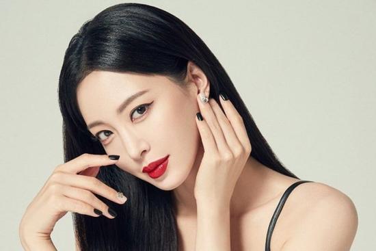 Han Ye Seul nói rõ tin đồn 'phi công' kém 10 tuổi từng làm trai bao
