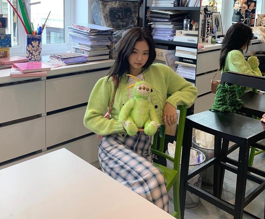 Jennie phối đồ thế nào với tông xanh lá?-4