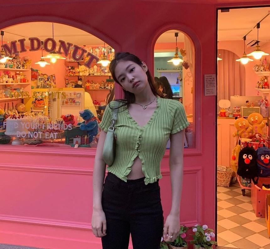 Jennie phối đồ thế nào với tông xanh lá?-6