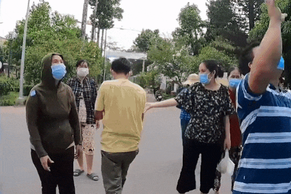 Tranh cãi hình ảnh trong đoàn ca sĩ Đan Trường làm từ thiện-2