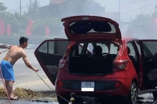 Rơm cuốn dưới gầm, ô tô phát hỏa khi lưu thông dưới trời nắng đổ lửa