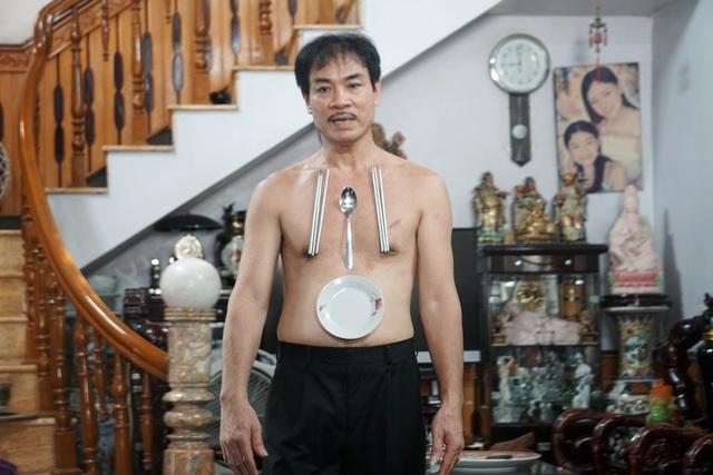 Chuyện lạ: Dị nhân Thanh Hóa như nam châm khổng lồ, hút đồ vật dính chặt cơ thể-1