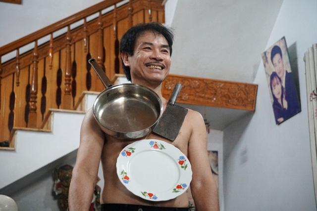 Chuyện lạ: Dị nhân Thanh Hóa như nam châm khổng lồ, hút đồ vật dính chặt cơ thể-2