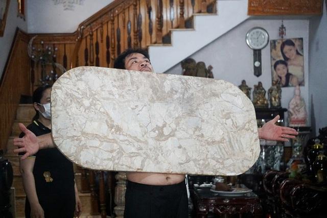 Chuyện lạ: Dị nhân Thanh Hóa như nam châm khổng lồ, hút đồ vật dính chặt cơ thể-5