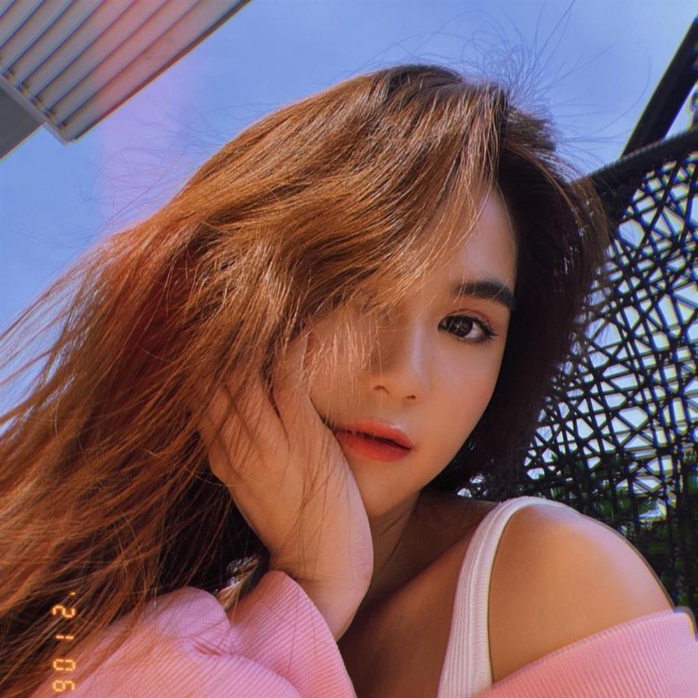 Ngọc Trinh lộ khuyết điểm khuôn mặt khi selfie, fan lao vào bắt bệnh-10