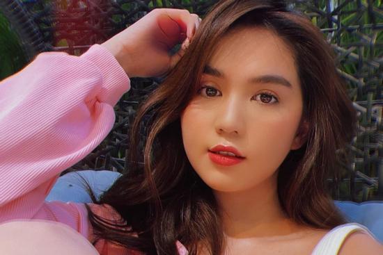 Ngọc Trinh lộ khuyết điểm khuôn mặt khi selfie, fan lao vào 'bắt bệnh'