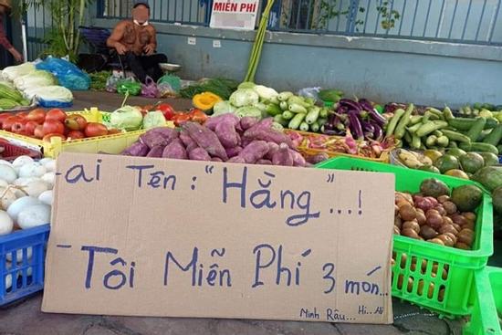 Sạp bán rau củ tranh thủ tung 'ưu đãi đặc biệt' cho khách hàng tên Hằng