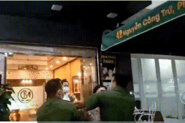 Clip: Bị nhắc đeo khẩu trang, thanh niên quát tháo để rồi bị khênh lên phường-2