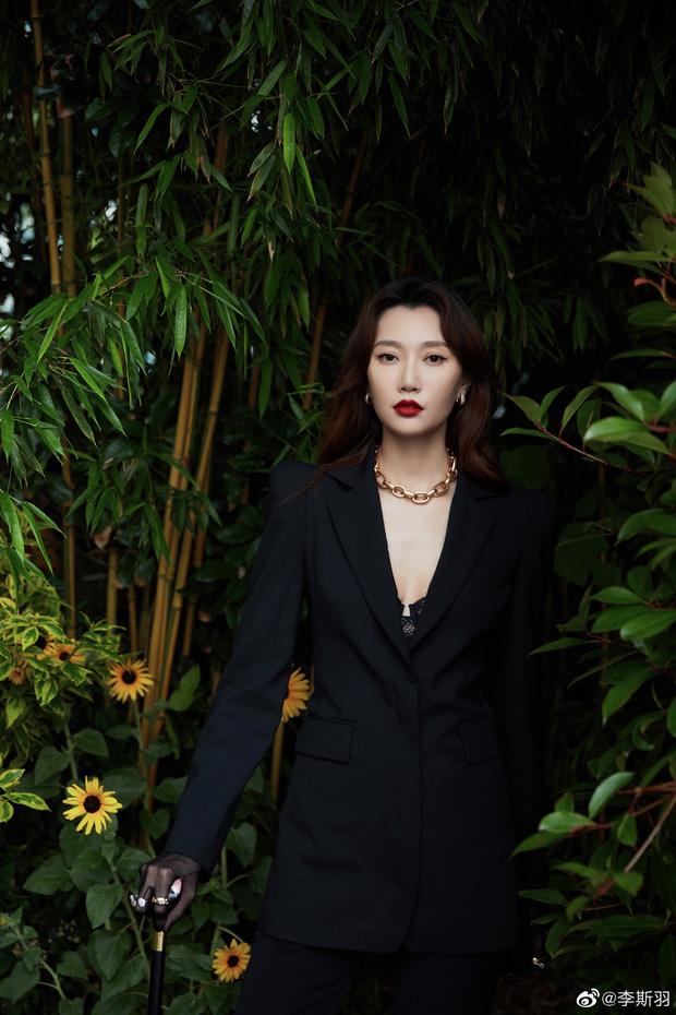 Sự cố thảm đỏ: MC bị BTC đổi người vì dìm chiều cao loạt sao, phỏng vấn vô duyên-12