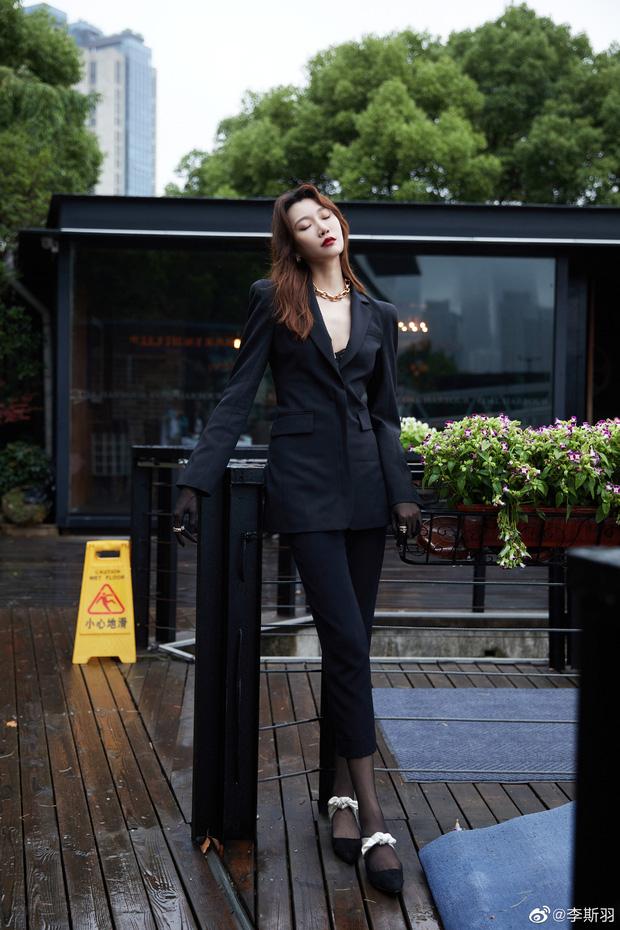 Sự cố thảm đỏ: MC bị BTC đổi người vì dìm chiều cao loạt sao, phỏng vấn vô duyên-13