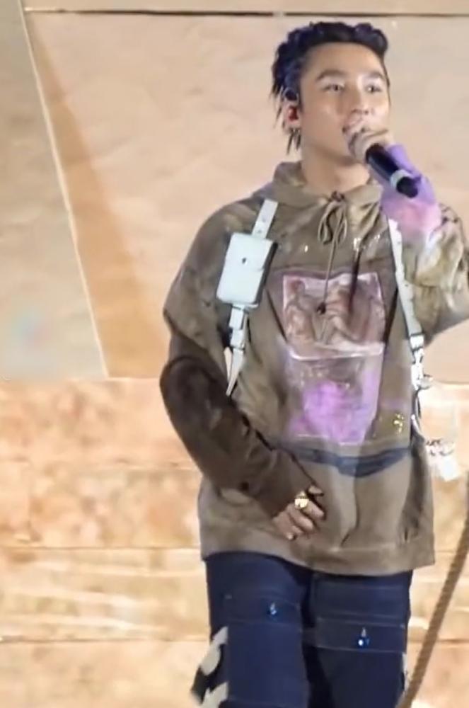 Vì sao bàn tay hư của Sơn Tùng lại khiến fan phát cuồng ?-4