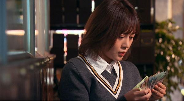 Loạt áo len nhìn là hốt của Phương Oanh trong Hương Vị Tình Thân phát sóng giữa hè-14