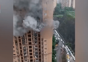 Căn hộ bốc cháy dữ dội, cô gái đu cửa sổ thoát thân ai ngờ rơi tử vong-3