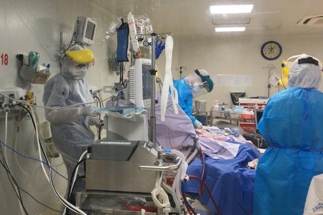 Phổi nam sinh 22 tuổi mắc Covid-19 bị đông đặc-1