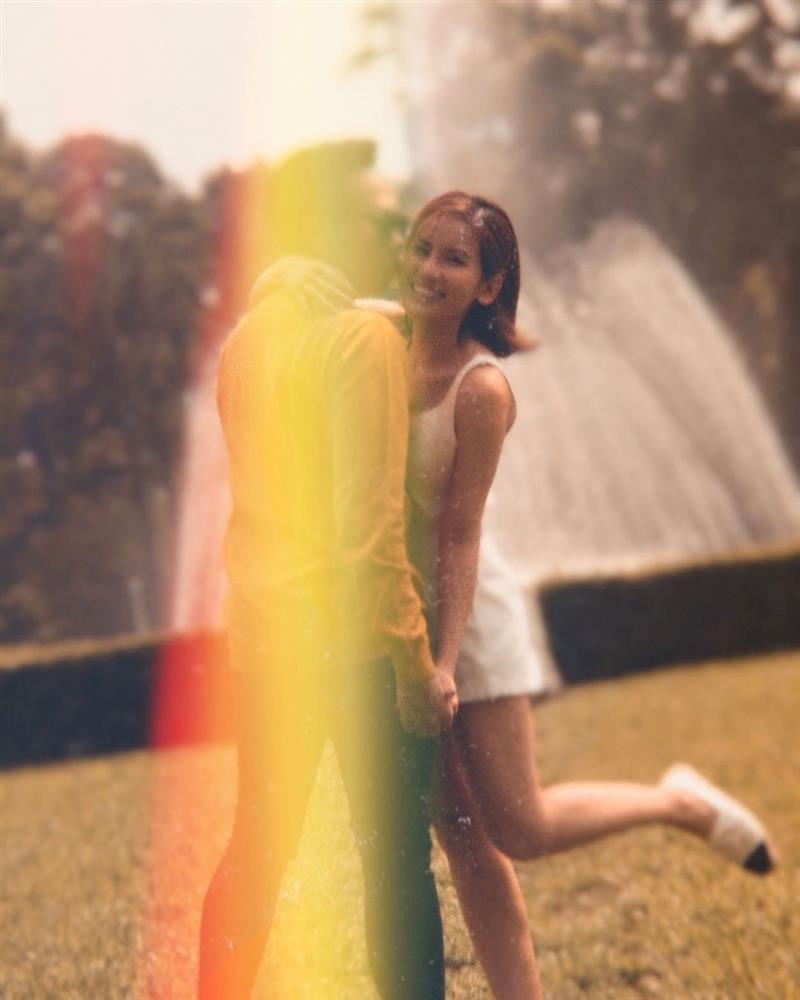 Lộ loạt ảnh Anh Đức ôm hôn bạn gái, nhan sắc nữ chính ra sao?-2