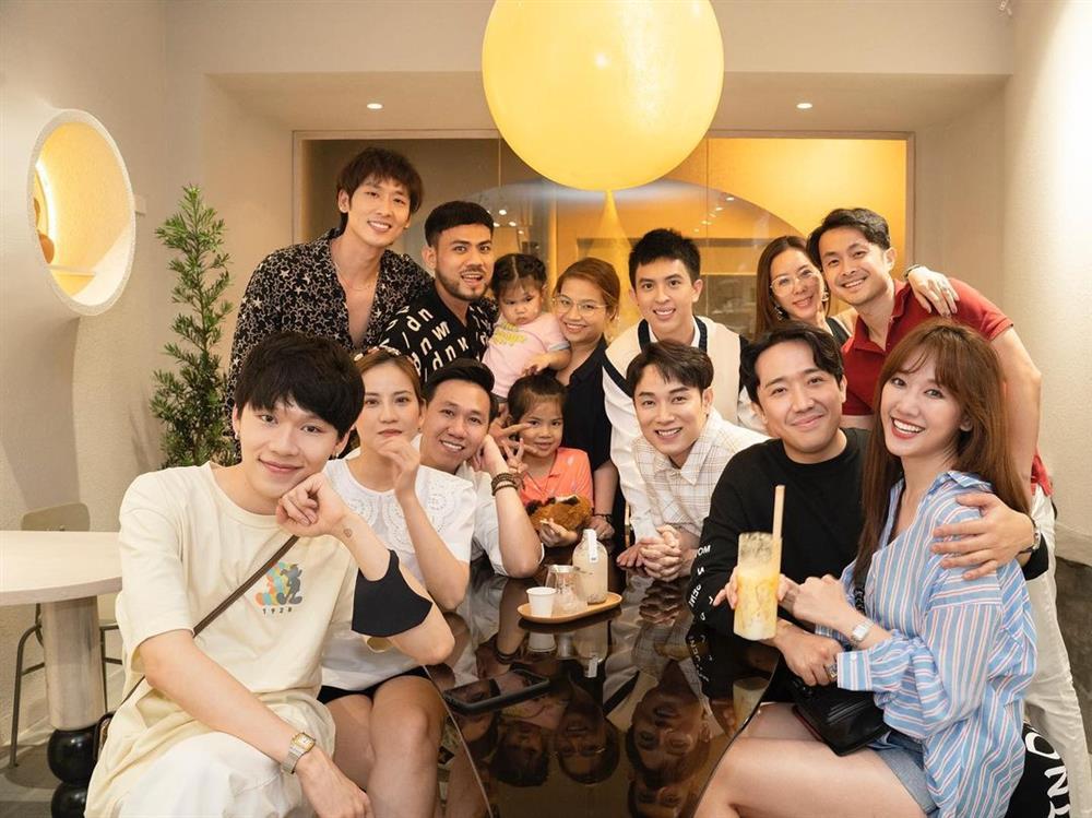 Lộ loạt ảnh Anh Đức ôm hôn bạn gái, nhan sắc nữ chính ra sao?-8