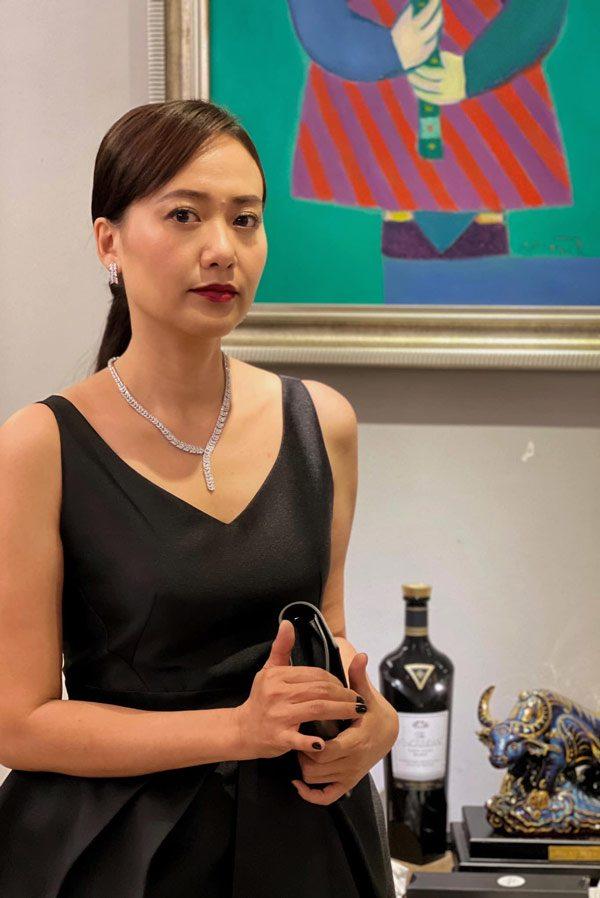 Trong Cây Táo Nở Hoa toàn mặc đồ rách, ngoài đời Hồng Ánh dát toàn hàng hiệu-15