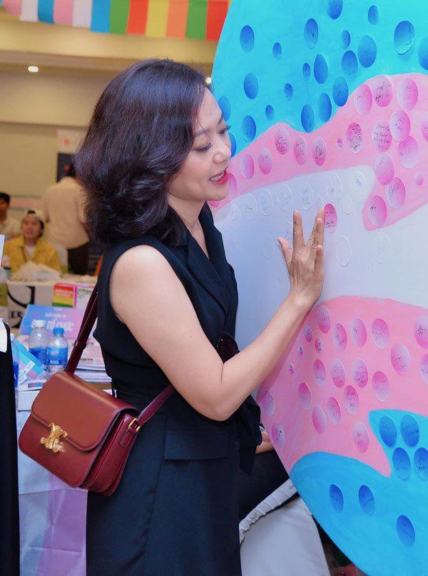 Trong Cây Táo Nở Hoa toàn mặc đồ rách, ngoài đời Hồng Ánh dát toàn hàng hiệu-19