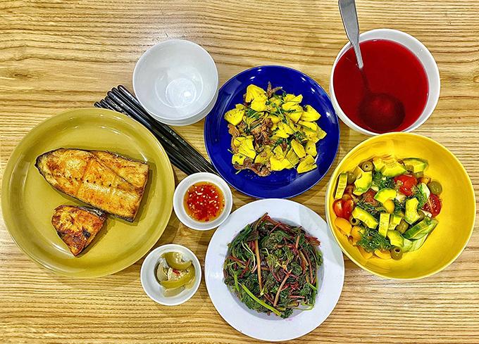 Cơm nhà sao Việt: Kiều Anh làm chả xương sông-1