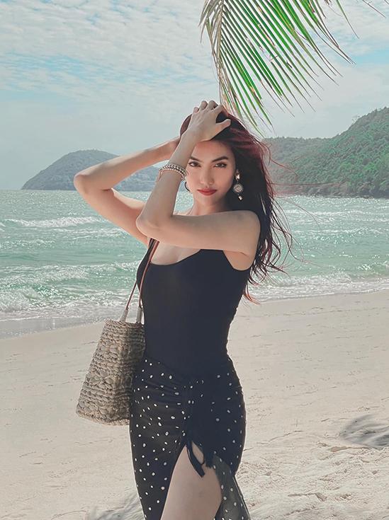 Mùa dịch là dịp các sao trổ tài lẻ nấu nướng, khiến các fan trầm trồ. Lan Khuê là một trong số các sao Việt có khả năng bếp núc đáng nể, không chỉ nấu ăn ngon mà bày biện đồ ăn cũng rất chuyên nghiệp, chẳng kém nhà hàng. Người đẹp chia sẻ, nấu ăn ba bữa một ngày thì cô phải tắm tới 4 lần.