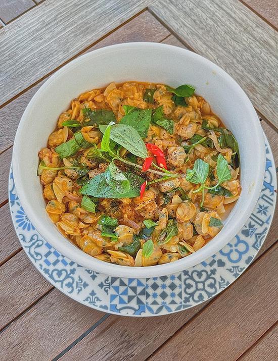 Bà mẹ một con thường chế biến các món đặc sản Việt Nam, vừa quen thuộc lại dễ ăn. Nghêu xào lá quế rất thích hợp để ăn trong ngày hè, chỉ cần ăn với cơm trắng là đủ ngon. Nghêu ngọt thịt, tẩm ướp gia vị đậm đà, xào với húng quế thơm thơm đặc trưng, thêm chút ớt quả cay xé.