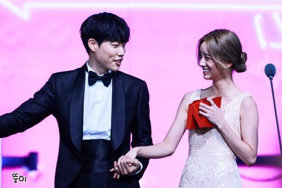 Hyeri và Ryu Jun Yeol lộ ảnh hẹn hò, đập tan tin đồn chia tay