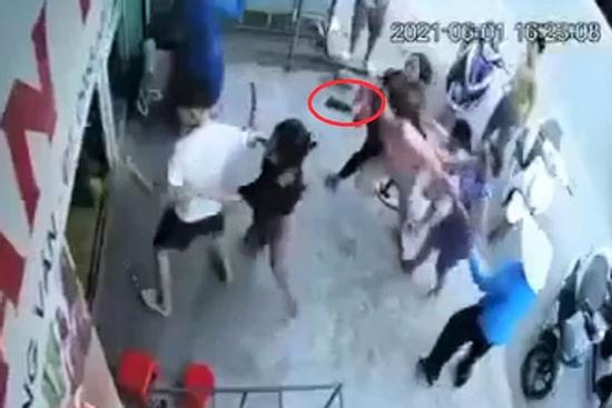 Clip: Cả nhà giám đốc điện lực kéo sang hành hung hàng xóm vì... kêu ca mất điện