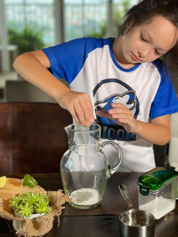 Diva Hồng Nhung khoe con: "Tôm bảo ở nhà mà uống nước chanh thì sẽ có thêm vitamin C, thấy khỏe và vui hơn. Vì thế anh quyết chia sẻ cách pha cho mọi người này".