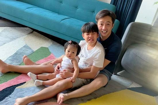 Ảnh dễ thương của 3 bố con Cường Đô La khi ở nhà chống dịch