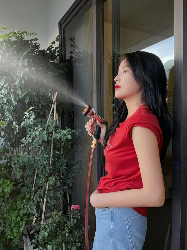 Kỳ Duyên dù đứng tưới cây hay vào studio chụp choẹt chỉ diện 1 kiểu áo phông-2