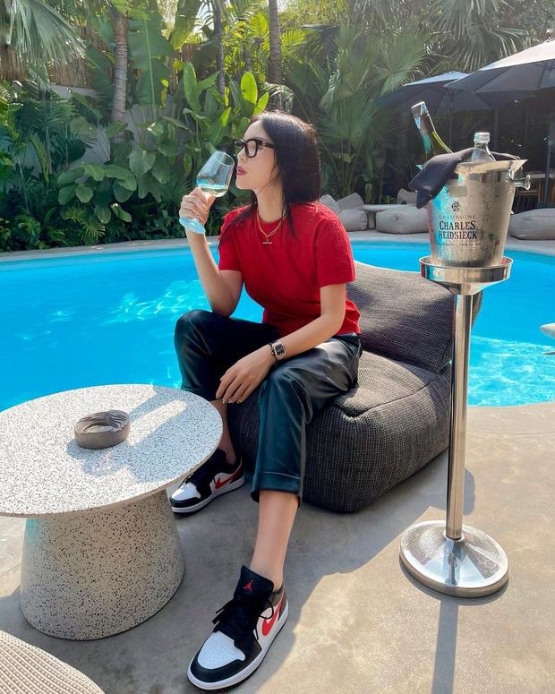 Kỳ Duyên dù đứng tưới cây hay vào studio chụp choẹt chỉ diện 1 kiểu áo phông-4