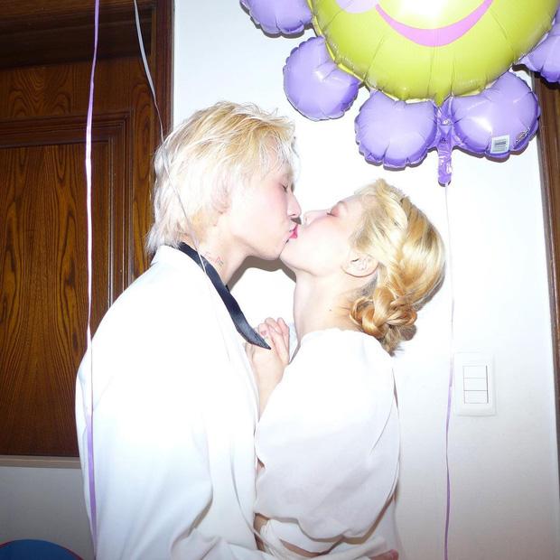 HOT: Nửa đêm Hyuna đăng ảnh diện váy cô dâu, nghi vấn kết hôn với Dawn?-5