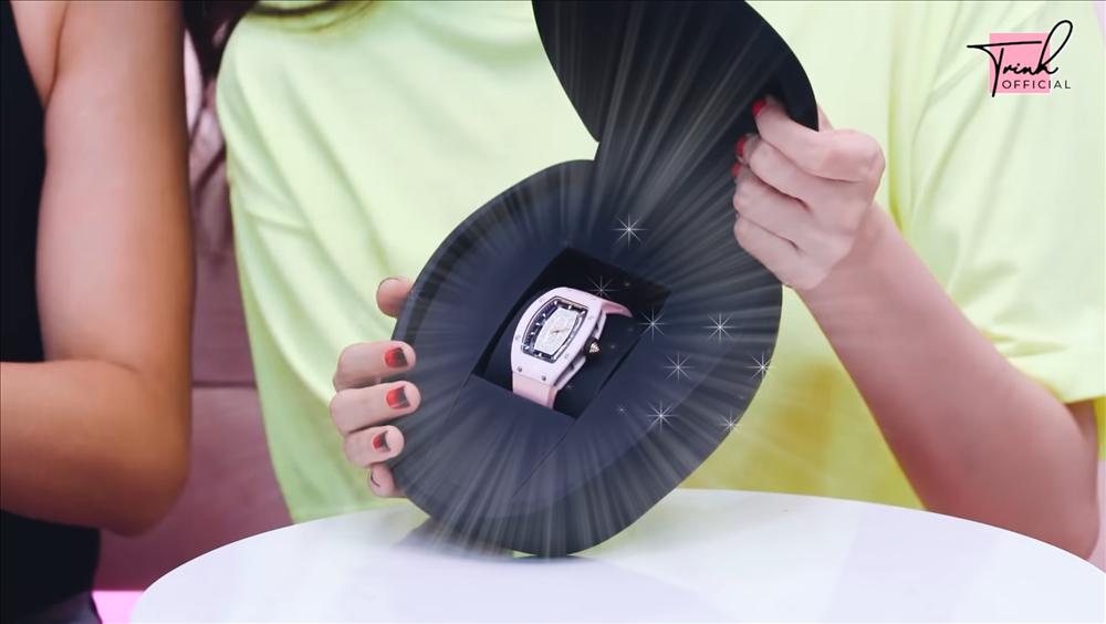 Ngọc Trinh đập hộp 11 tỷ hàng hiệu còn xin chuộc đồ mất trộm-2