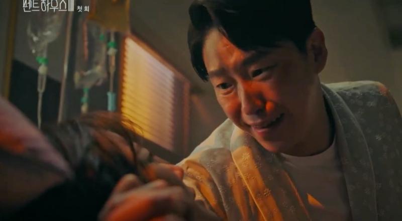 Penthouse 3 tập 1: Vì Rona mà Seok Kyung hắc hóa, Ju Dan Tae chết hụt 2 lần-17