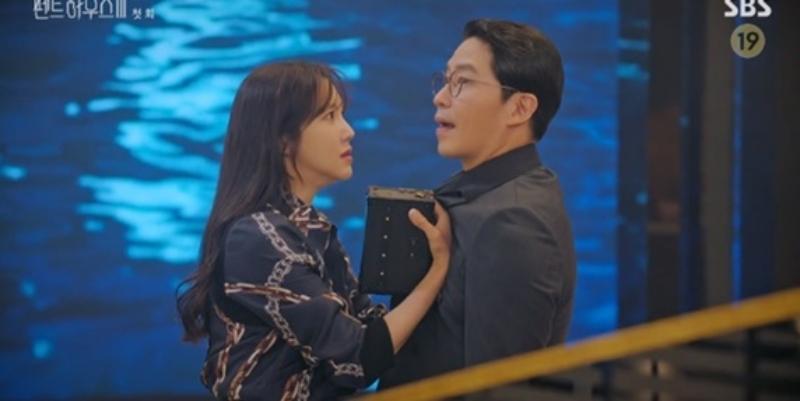 Penthouse 3 tập 1: Vì Rona mà Seok Kyung hắc hóa, Ju Dan Tae chết hụt 2 lần-22