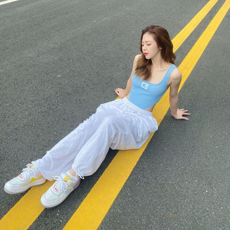 Street style: Dàn sao Việt lăng-xê trang phục pastel xoa dịu ngày hè-2