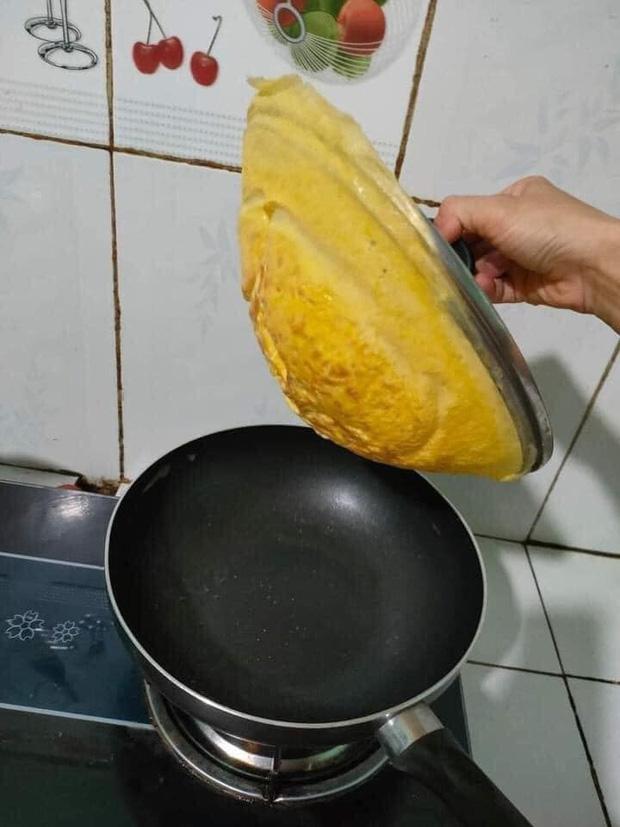 Mua chảo chống dính mà quên kiểm tra chất lượng nắp vung, cô nàng thử rán trứng và cái kết-2