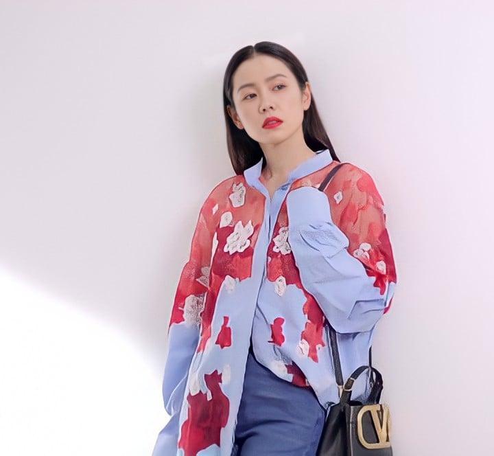 Chọn màu son khắc tinh và tạo dáng mờ nhạt, Son Ye Jin lép vế trước Phú Sát Hoàng hậu-1